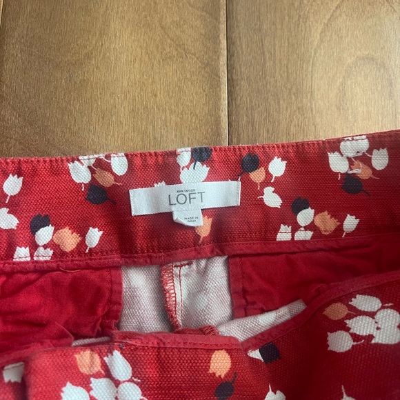 Loft Floral Shorts with Pockets red size 8 women’s - Picture 3 of 3